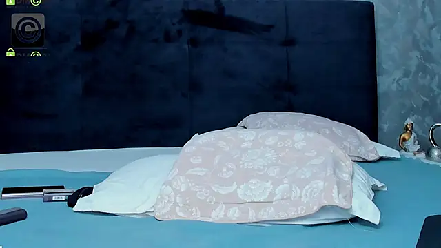 3lla Rose online show from October 8, 9:30 pm