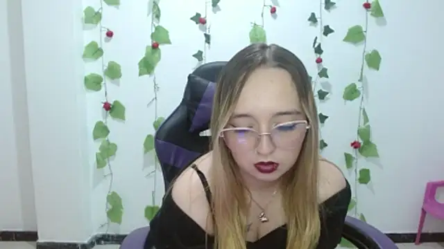 Liaroberts1 online show from May 9, 4:47 am