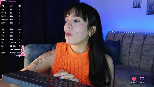 Snapshot of ZaraDames_ chatting on October 3, 4:39 am ZaraDames online show from October 3, 4:39 am