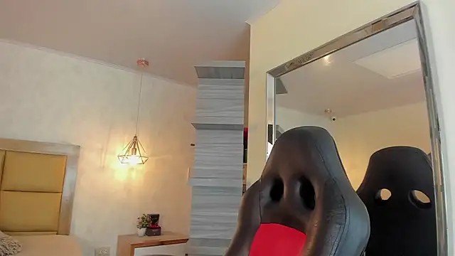 SUNNYCYRUS online show from April 18, 1:02 pm