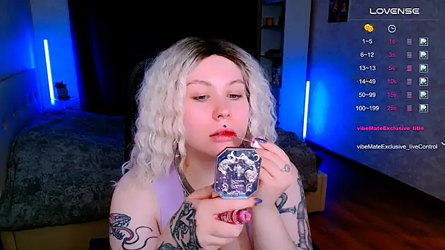 Snow-White  online show from November 29, 10:03 pm