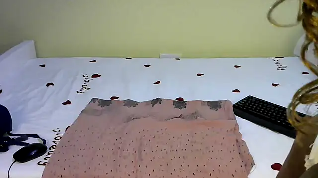 Snapshot of judy_the_booty chatting on October 22, 12:54 pm judy the booty online show from October 22, 12:54 pm