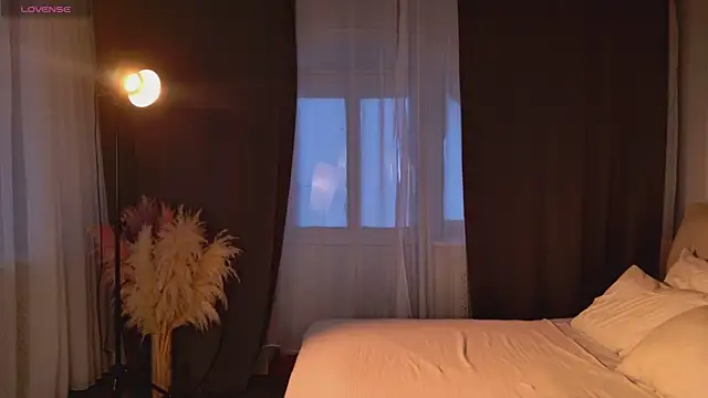 EmiliaDreams online show from September 24, 3:11 pm