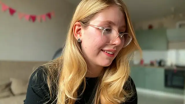 Snapshot of HoneyAudrey chatting on October 21, 3:21 am HoneyAudrey online show from October 21, 3:21 am