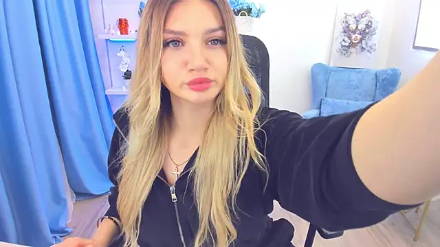 Snapshot of SelenaeMoore chatting on October 21, 3:32 am SelenaeMoore online show from October 21, 3:32 am