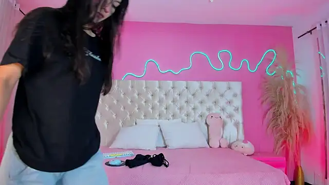 Julieta Cortes   online show from March 30, 11:54 am