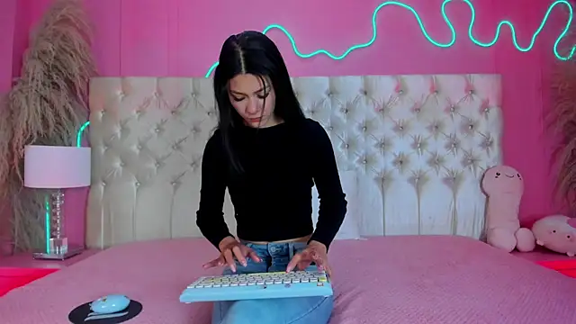 Julieta Cortes   online show from March 27, 11:55 am