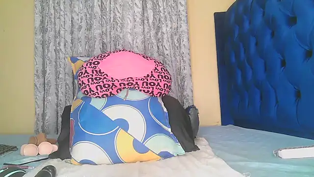 Queenshaz01 online show from December 3, 1:08 am