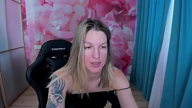 EmilyWalkeri online show from July 13, 8:37 am