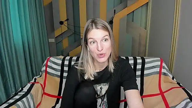 EmilyWalkeri online show from December 4, 8:27 am