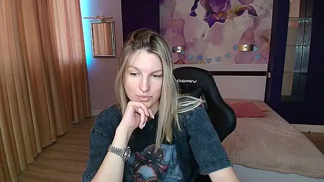 EmilyWalkeri online show from July 12, 8:26 am