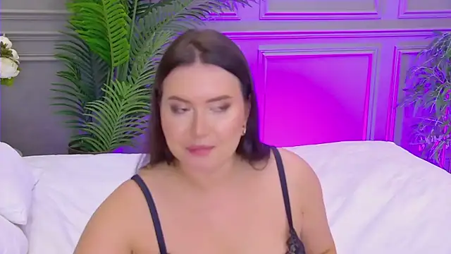 TrishaWinslet online show from October 12, 6:05 am