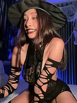 Snapshot of Sophiehii chatting on October 31, 1:48 pm Sophiehii online show from October 31, 1:48 pm