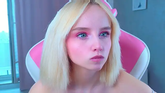 b4by LoL1 online show from April 3, 6:22 am