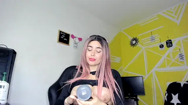 Nikolle Rouss online show from January 16, 1:34 am