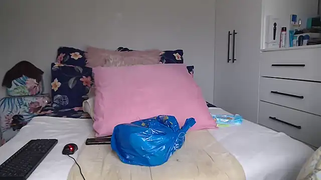 Amberbela online show from January 18, 12:45 pm