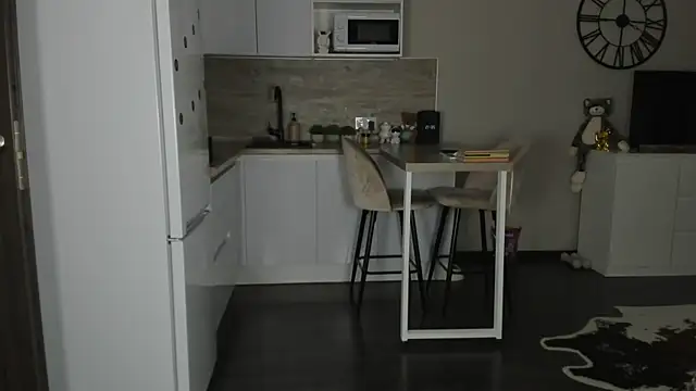 nilliluv online show from April 8, 5:15 pm