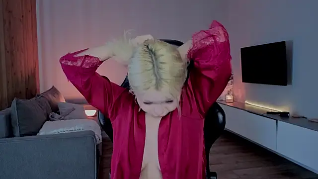 RileyMee online show from April 7, 5:09 am