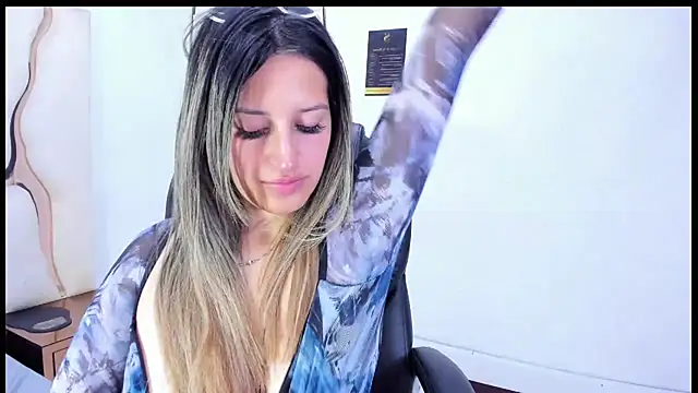 GiaRoussel online show from November 27, 4:21 pm