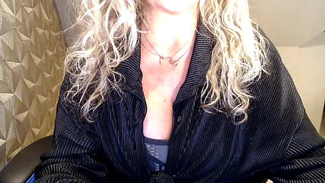 JenniLowen online show from December 1, 6:10 pm