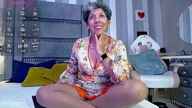 Julianewell online show from January 9, 6:12 pm