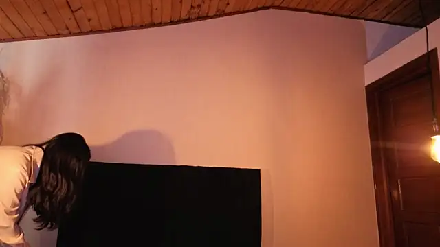 EmiGomez  online show from November 17, 6:30 pm