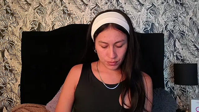 EmiGomez  online show from December 21, 8:24 pm