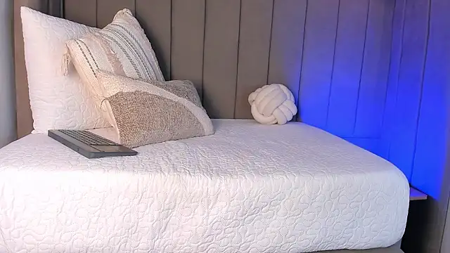 Elise Diamond online show from March 23, 2:18 am