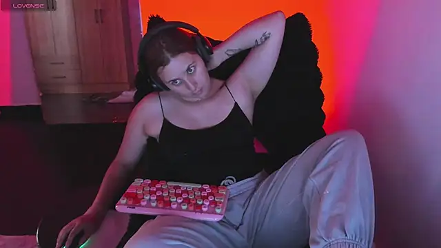 bonnie moon  online show from February 27, 9:25 pm