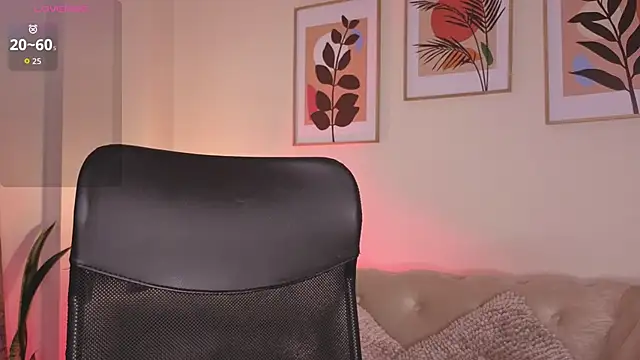 DahianaWalcott online show from December 13, 8:15 pm