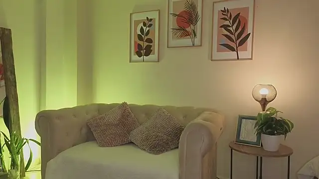 DahianaWalcott online show from April 6, 6:42 pm