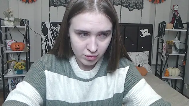 LauraHlot online show from November 12, 6:33 am