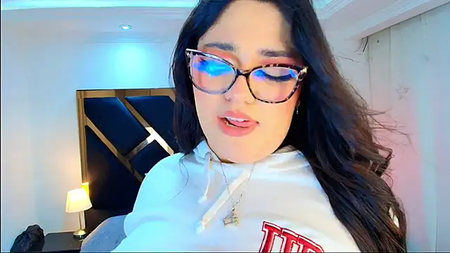 Camiila Osorio online show from April 17, 9:50 pm