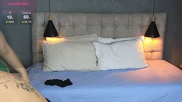 Laia and Aloby online show from December 1, 10:45 pm