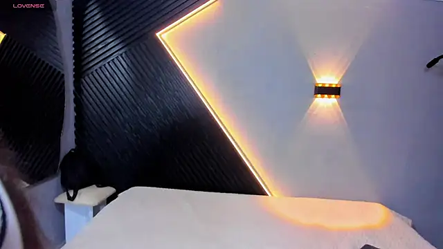 Laia and Aloby online show from April 11, 10:24 pm