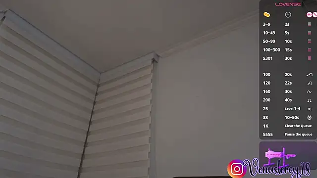 venusleroy  online show from November 7, 11:31 pm