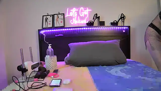 Sissy-Bee online show from April 24, 5:05 pm