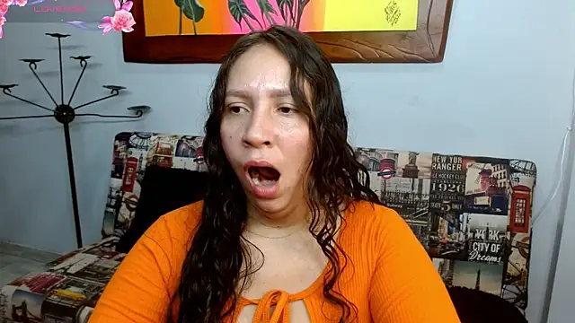 Snapshot of naihroby chatting on October 2, 1:10 am naihroby online show from October 2, 1:10 am