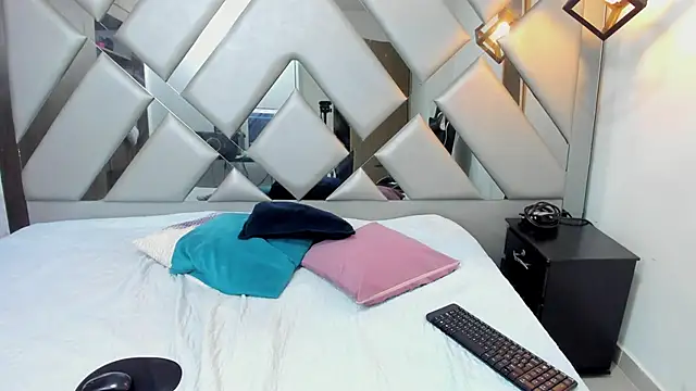 Nahomi-Hill online show from March 7, 12:39 am