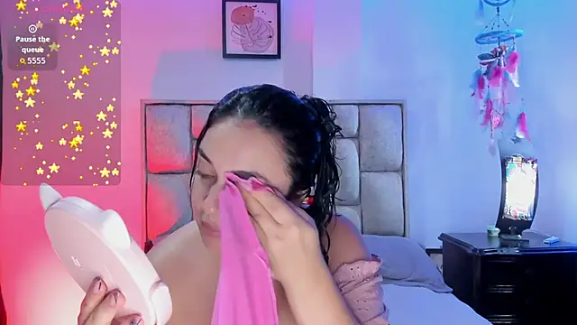 brianaGuzman online show from February 21, 7:03 pm