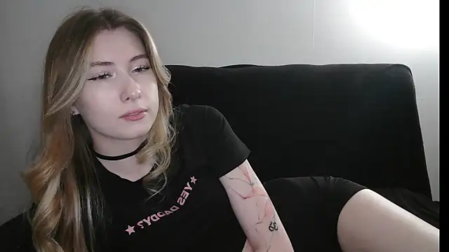 ErikaShyy online show from April 15, 12:49 pm