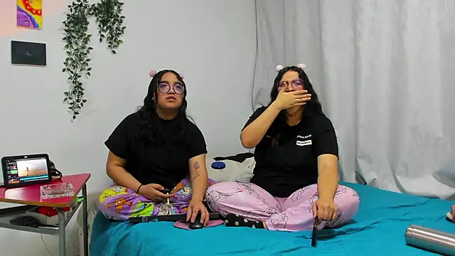 maddie-and-chelsea- online show from March 22, 9:48 am