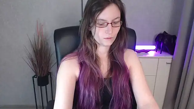 emmaxDelight online show from December 4, 7:21 am