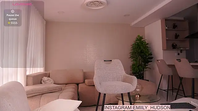 emily huddson  online show from April 15, 9:04 pm