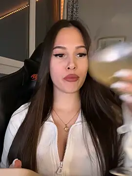 EricaWalls online show from March 21, 7:30 pm