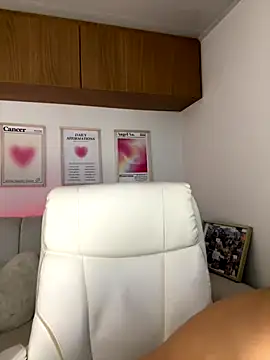 maddy bronw  online show from November 28, 12:57 am