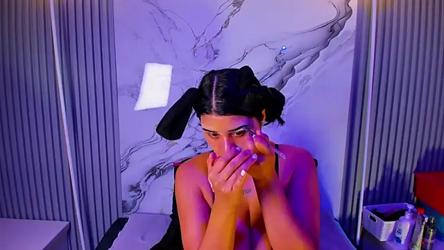 venusowen  online show from March 28, 1:10 pm