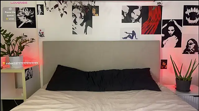 Lisa Moones online show from November 3, 5:39 pm