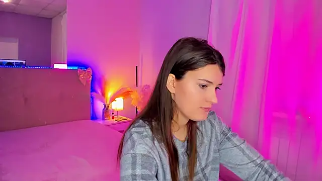 Laura Leee online show from April 10, 6:30 am