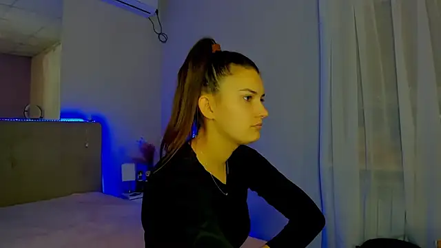 Laura Leee online show from November 17, 6:14 am